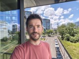 Selfie samples, internal camera - 22mm, f/2.4, ISO 372, 1/100s (3280x2460px) - Motorola Razr Fold review